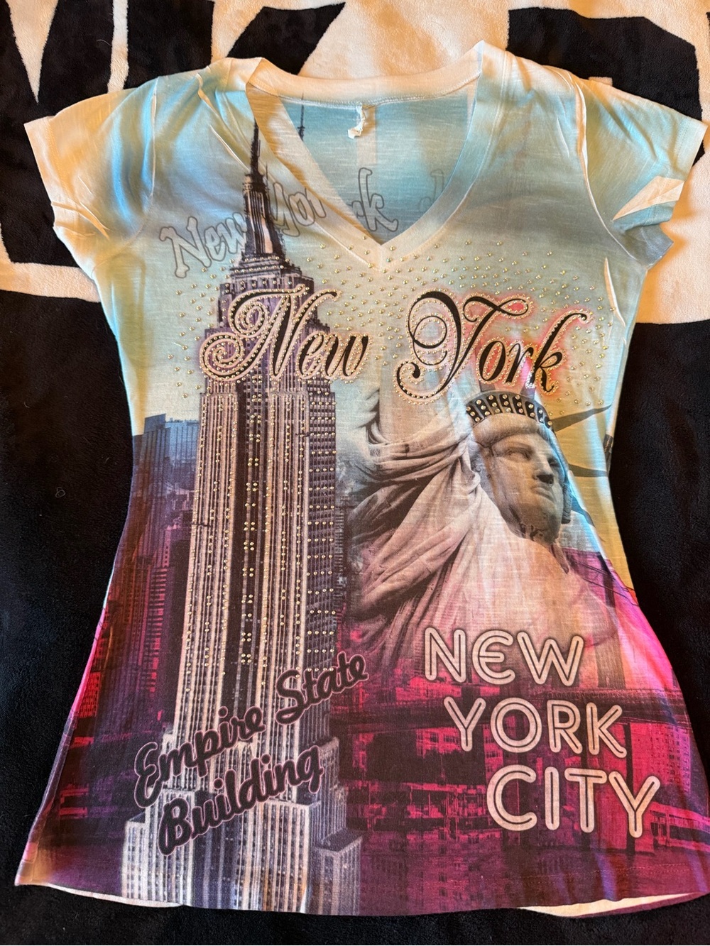 New York Graphic V-Neck Tee in Light Blue and Pink